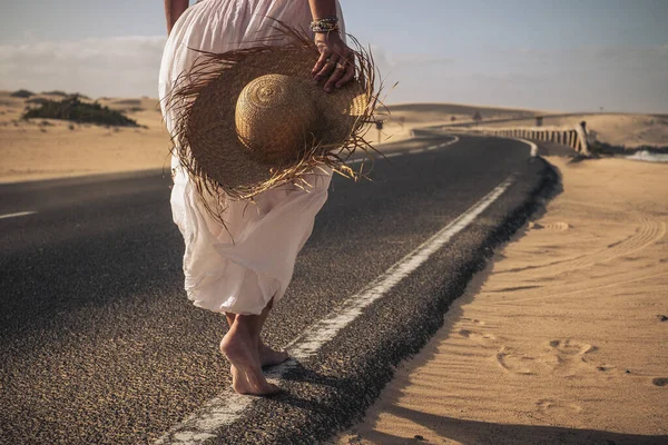 Donna Scalza Visto Indietro Camminare Solo Strada Asfaltata Lunga — Foto Stock