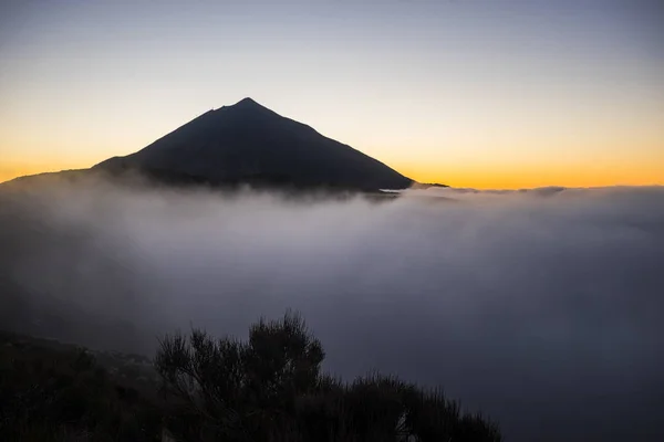 高い雲とピークの上とTeideヴァルカンTenerife山の夕日 — ストック写真