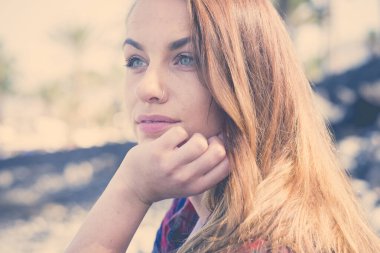 Güzel mavi gözlü kadının dış mekan aktivitelerindeki insanların görünüş ve düşünme portresi. Odaklanamayan doğa geçmişi.