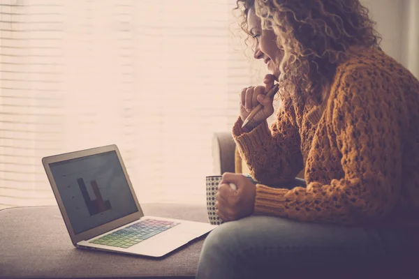 Концентрированная Взрослая Белая Женщина Работающая Ноутбуке Сидящая Дома Диване — стоковое фото