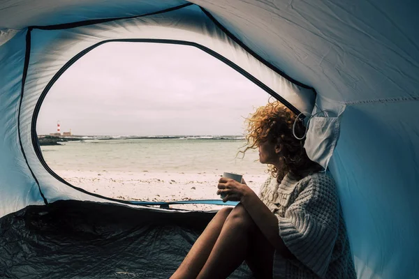 Independent Caucasian Woman Enjoying Freedom Adventure Alternative Vacation Tent Camping — 스톡 사진