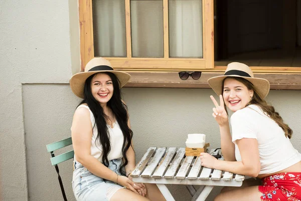Pár Šťastné Veselé Křivky Dívky Užívají Přátelství Spolu Sedí Kavárně — Stock fotografie