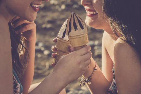 Καλοκαιρινό Στυλ Έννοια Ζευγάρι Χαρούμενα Όμορφες Νεαρές Γυναίκες Τρώνε Παγωτό — Φωτογραφία Αρχείου
