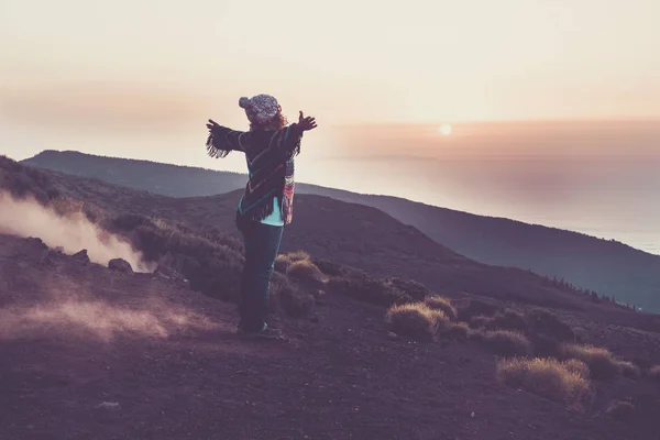 Счастливая Женщина Прыгает Счастливая Радости Потрясающий Закат Впереди Вершине Горы — стоковое фото