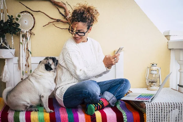 Mutlu Çiftler Hayvanlar Neşeli Beyaz Bir Kadın Sevimli Köpeğiyle Evde — Stok fotoğraf