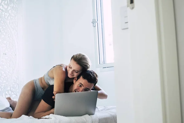 Jong Kaukasisch Paar Spelen Samen Slaapkamer — Stockfoto