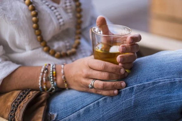 Primer Plano Las Manos Mujer Caucásica Sosteniendo Una Taza Sabroso — Foto de Stock