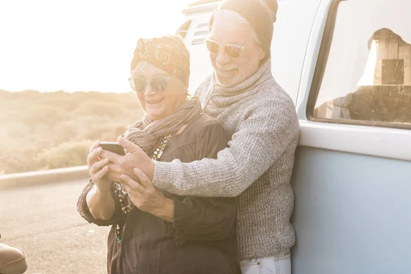 Paar Älterer Kaukasischer Reisender Macht Selfie Handyfotos — Stockfoto