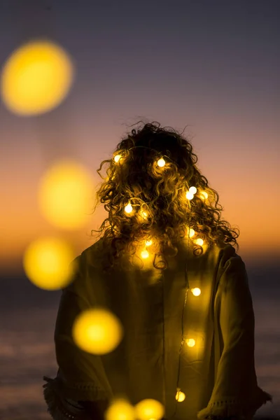 浪漫的生活理念与站着的女士和黄色灯泡的浪漫光芒 — 图库照片