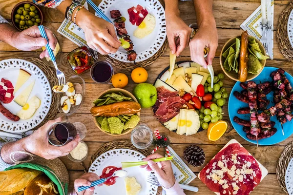 Vista Acima Mesa Cheia Comida Colorida Para Jantar Almoço Conceito — Fotografia de Stock