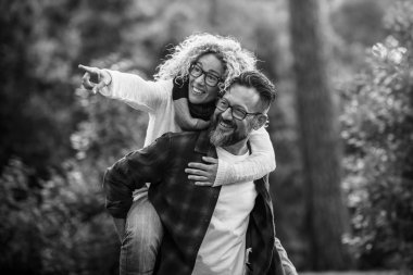 Siyah ve beyaz bir görüntü. Mutlu ve neşeli bir yetişkin beyaz çift açık hava orman eğlence aktivitesinde eğleniyor. 