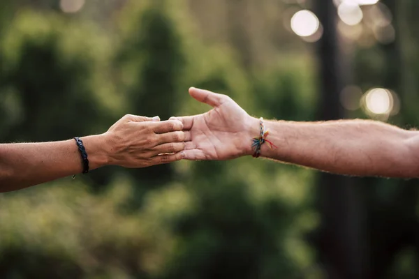 Blisko Mężczyzna Kobieta Kaukaskie Ręce Dotykając Trzymając Miłością Przyjaźnią — Zdjęcie stockowe