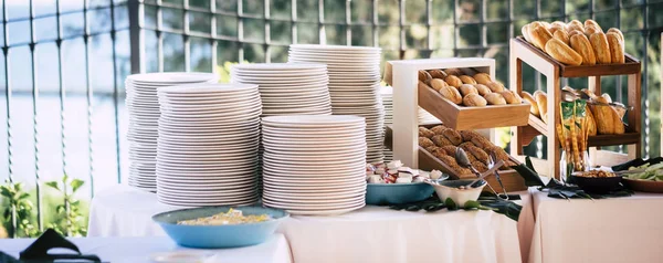 Tafel Vol Vers Brood Lege Borden Klaar Voor Mensen — Stockfoto