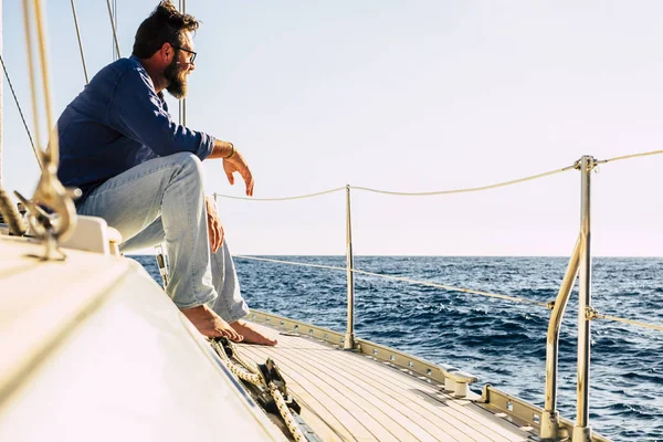 Concept Van Mensen Reizen Met Kaukasische Man Zitten Een Zeilboot — Stockfoto