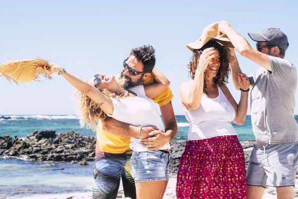 一群快乐的成年高加索人一起享受户外休闲活动 在背景为蓝色美丽海洋的海滩上嬉笑和玩乐 旅游和旅游的概念 — 图库照片