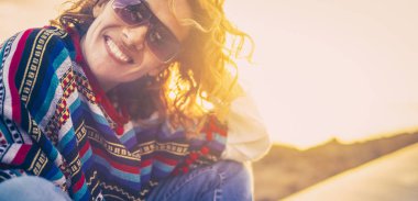 Neşeli, güzel, beyaz, orta yaşlı kadın portresi 