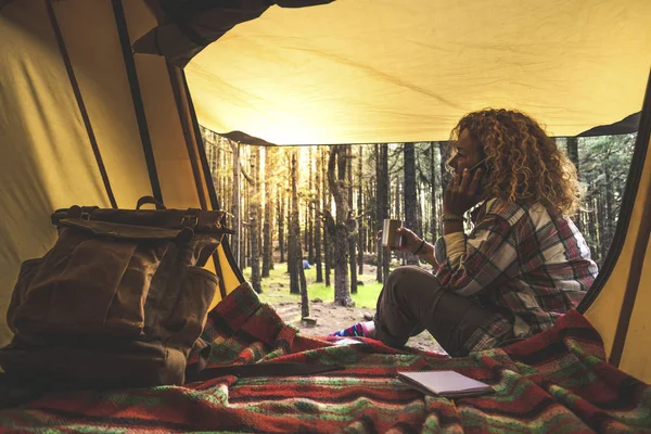 Счастливая Независимая Белая Женщина Время Телефонного Разговора Возле Палатки Наслаждаясь — стоковое фото