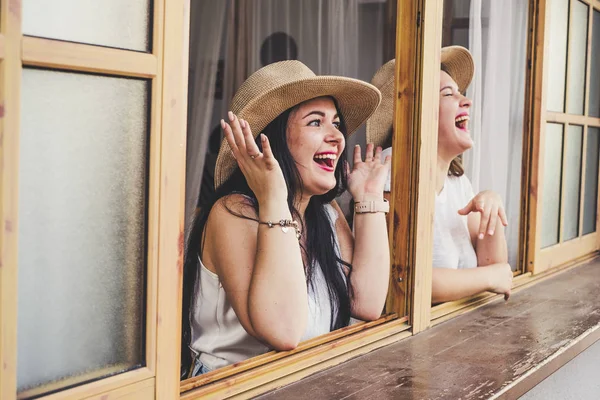 Άνθρωποι Διασκεδάζουν Δύο Καυκάσιες Γυναίκες Γελάνε Πολύ Μαζί Στη Φιλία — Φωτογραφία Αρχείου