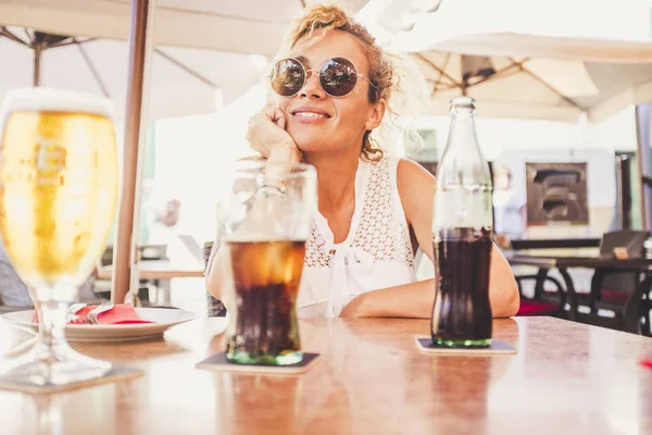 Vrolijke Vrolijke Mooie Dame Zitten Het Restaurant Wachten Eten Pizza — Stockfoto