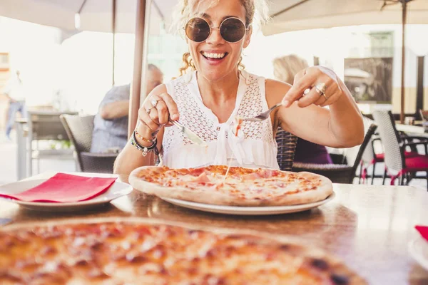 Glücklich Schöne Kaukasische Dame Genießt Eine Große Italienische Leckere Pizza — Stockfoto