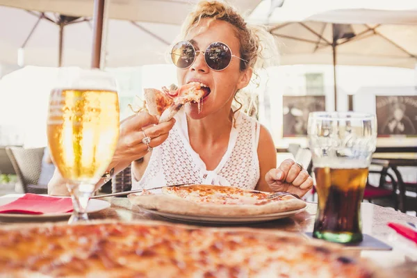 Schöne Erwachsene Kaukasische Frau Isst Italienisches Essen Pizze Mann Paar — Stockfoto
