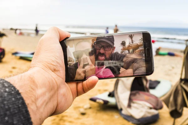 Para Dorosłych Szalonych Mężczyzn Kobiet Teledysku Plaży Robiących Śmieszne Miny — Zdjęcie stockowe