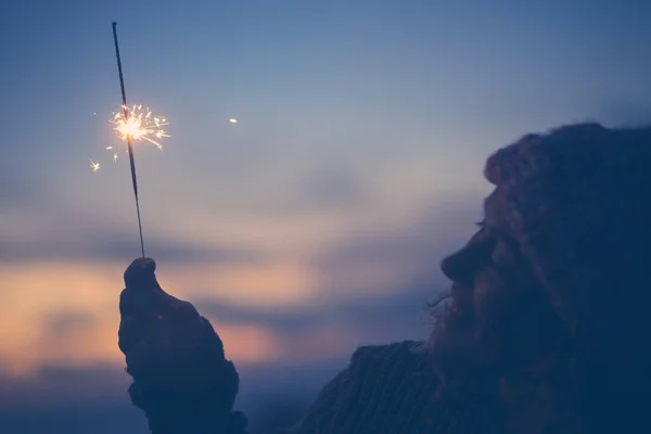 Close Mulher Olhando Sparkler Noite Ano Novo Noite Sozinho Solitário — Fotografia de Stock