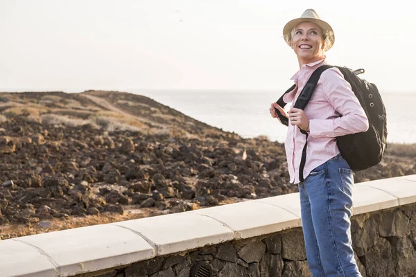 Eine Frau Bereit Und Bereit Allein Den Bergen Oder Tal — Stockfoto