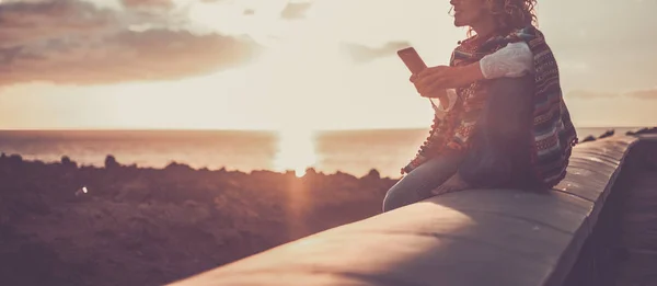 Trendige Frau Genießt Die Telefonverbindung Während Eines Farbigen Schönen Sonnenuntergangs — Stockfoto