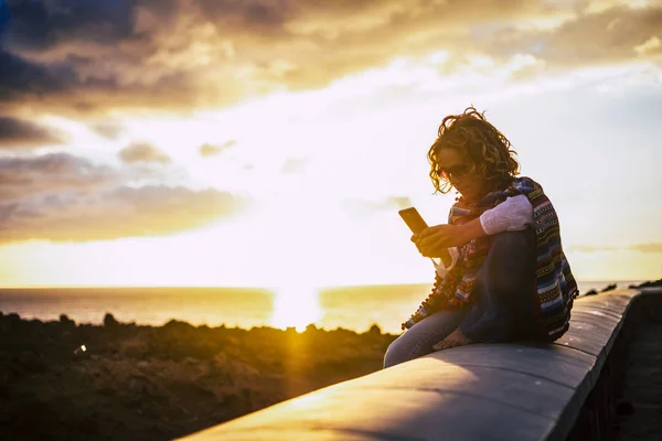 Trendige Frau Genießt Die Telefonverbindung Während Eines Farbigen Schönen Sonnenuntergangs — Stockfoto