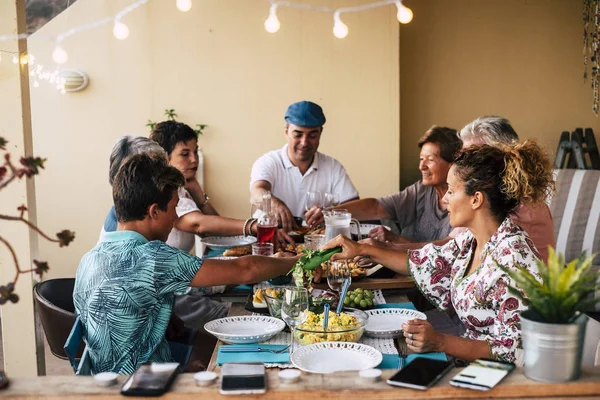 Generaciones Familiares Mixtas Almorzando Juntas Casa Restaurante Hombres Mujeres Jóvenes — Foto de Stock