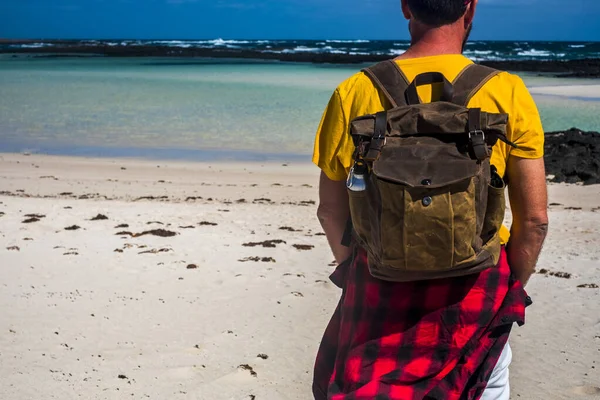 Летние Отдыхающие Путешествуют Рюкзаком Человек Стоит Смотрит Голубую Пляжную Морскую — стоковое фото