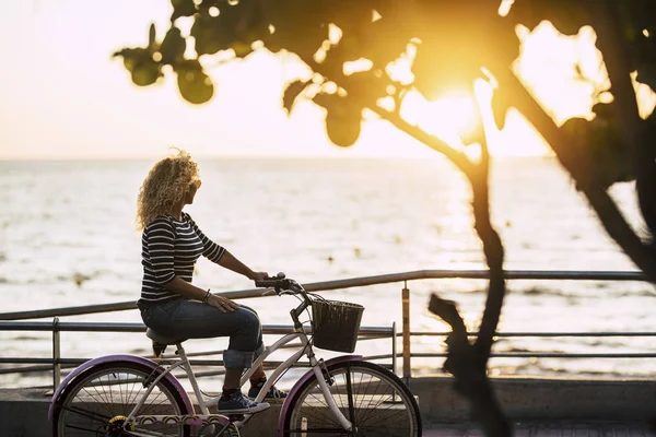 Adult Frumoasă Femeie Caucaziană Care Bucură Apusul Soarelui Bicicletă Vintage — Fotografie, imagine de stoc