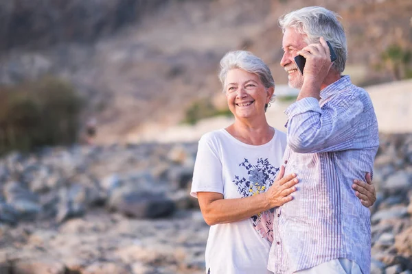 Glückliche Und Fröhliche Ältere Kaukasische Paare Liebe Und Beziehung Genießen — Stockfoto