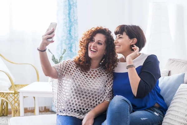 Couple Jeunes Amis Prenant Des Photos Selfie Avec Téléphone Moderne — Photo