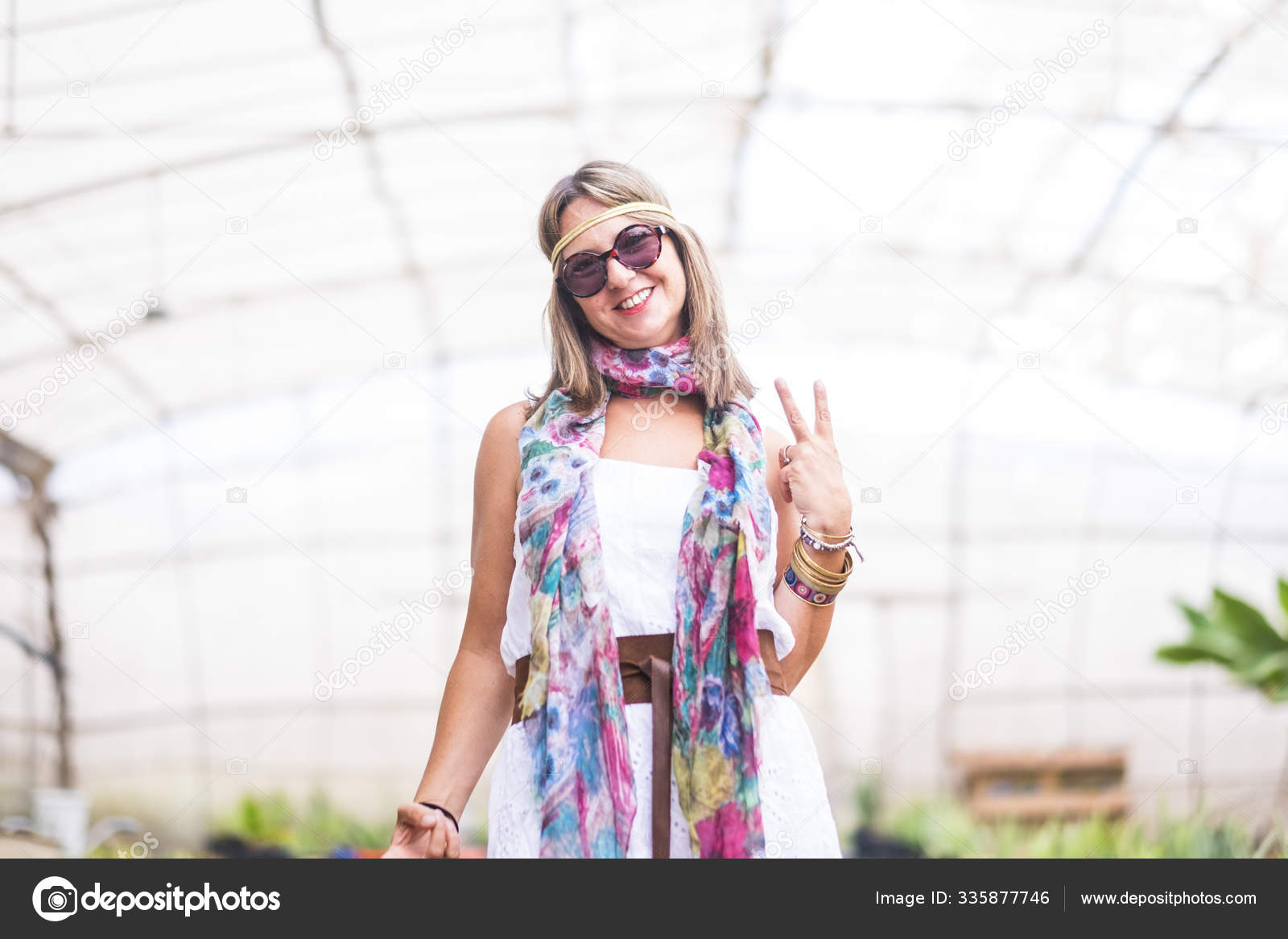 Alegre Estilo Hippy Color Libre Sonriente Joven Rubia Alternativa