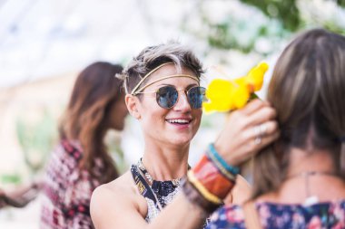 Neşeli renkli hippi tarzı özgür ve gülümseyen sarışın, arkadaşlarıyla alternatif sarışın kadın açık havada iyi eğlenceler - geleneksel festival ya da mutlu insanlar için farklı yaşam tarzı konsepti