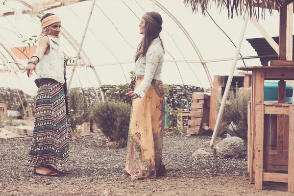 Hippy Gratis Alternatieve Levensstijl Concept Met Een Paar Diversiteit Jonge — Stockfoto