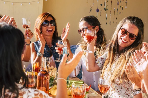 Jeune Groupe Femmes Amusent Rient Beaucoup Pendant Déjeuner Restaurant Maison — Photo