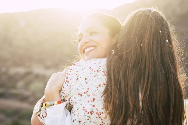 爱情与友谊多样性的概念 一对女性与爱情和关系拥抱在一起 朋友或女朋友或姐妹拥抱在一起 阳光在背光下 — 图库照片