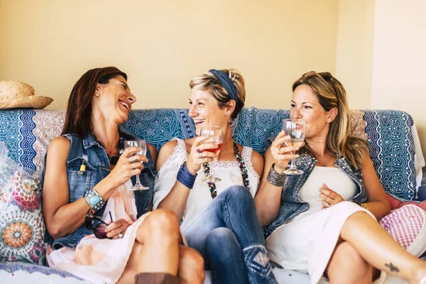 Τρεις Φίλες Γυναίκες Γελούν Και Διασκεδάζουν Κάθονται Έναν Καναπέ — Φωτογραφία Αρχείου