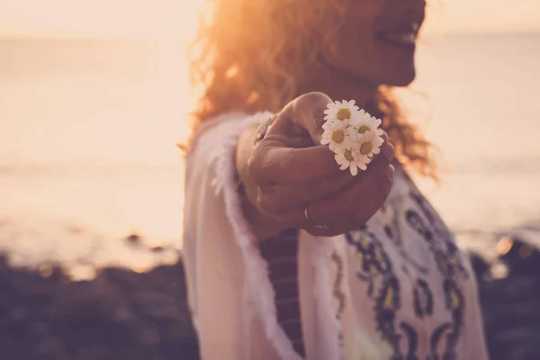 Ambiente Amor Pelo Conceito Natureza Com Mulher Feliz Alegre Fundo — Fotografia de Stock