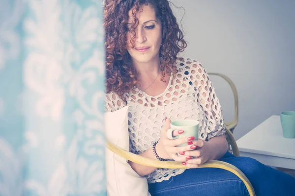 Mulher Jovem Solitária Triste Casa Com Uma Xícara Chá Café — Fotografia de Stock