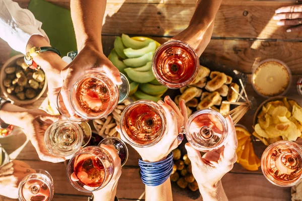 Grupo Personas Felices Brindando Junto Con Copas Vino Tinto Bajo —  Fotos de Stock