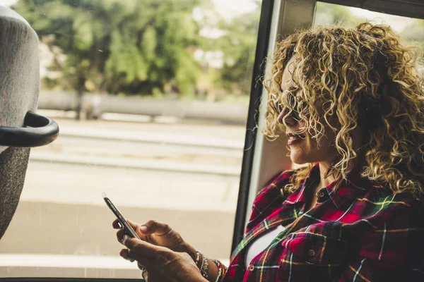 Adulto Caucásico Mujer Viajero Uso Teléfono Móvil Conexión Dentro Del —  Fotos de Stock