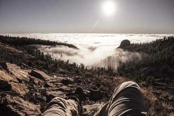 人的腿上有一双鞋 下面有山谷 云层和森林上有美丽的景色 — 图库照片