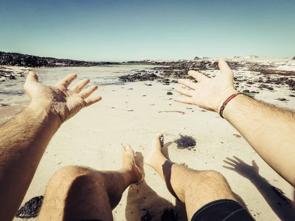 Homem Caucasiano Férias Praia Desfrutando Sol Estilo Vida Com Pessoas — Fotografia de Stock