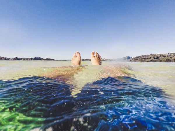 Hombre Caucásico Vacaciones Playa Disfrutando Del Sol Del Estilo Vida —  Fotos de Stock