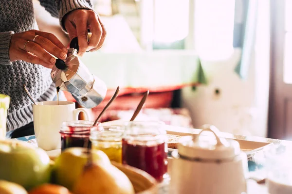 Закройте Руки Делайте Традиционный Утренний Кофе Завтрак — стоковое фото
