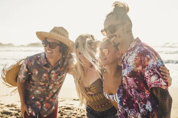 Группа Веселых Молодых Людей Веселятся Вместе Дружбе Наслаждаясь Пляжем Летними — стоковое фото
